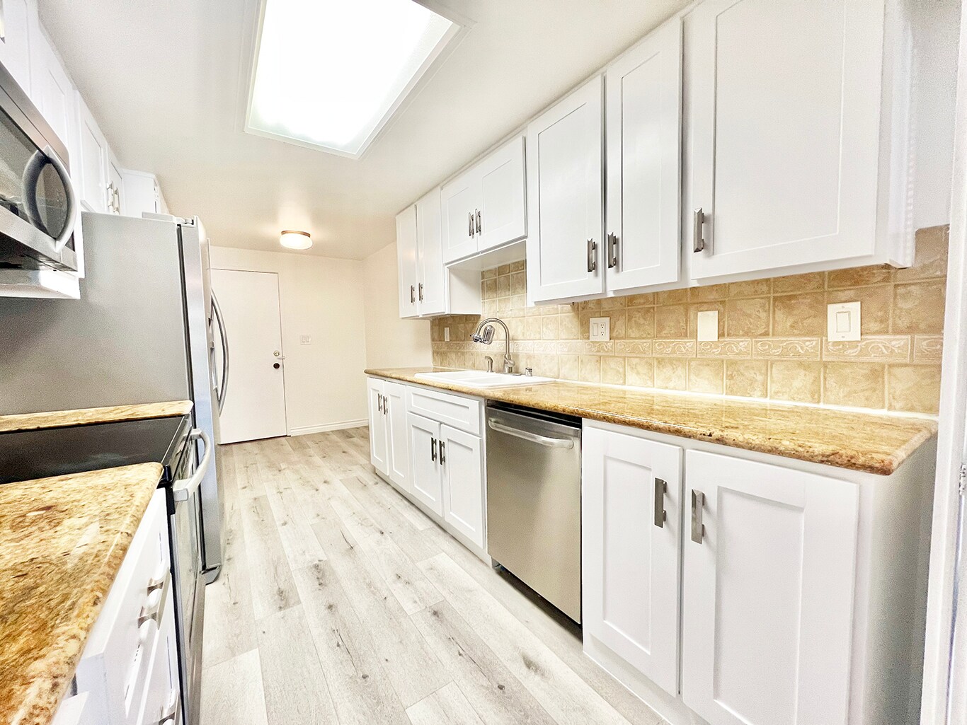 Galley kitchen - 441 N Oakhurst Dr