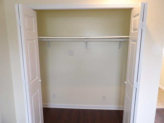 Building Photo - 102 Cedar Dr