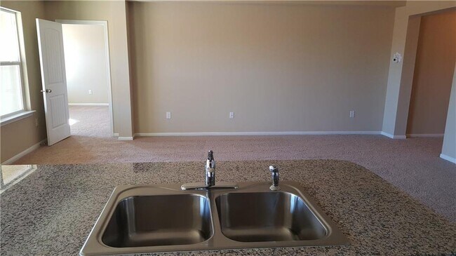 Building Photo - 426 Luna Vista Dr