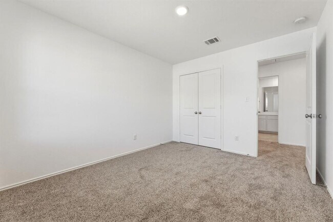 Building Photo - 913 Legends Ln