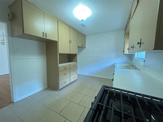 Building Photo - 7738 Dixie Dr