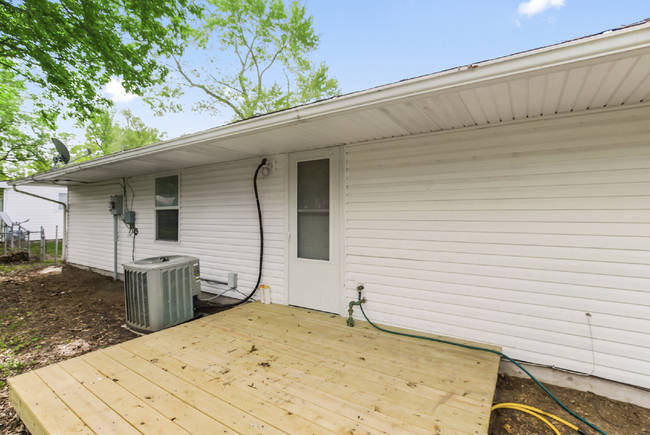 Building Photo - Freshly Renovated Ranch Style Home!!