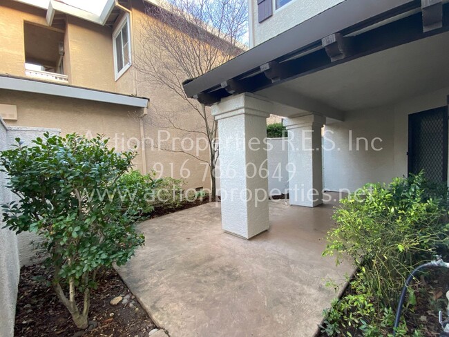 Building Photo - Greenbelt Views - 3 Bed, 2.5 Bath - Privat...