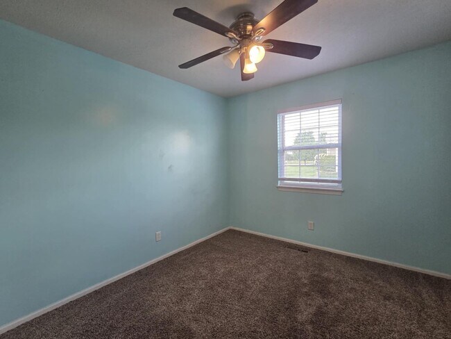 Building Photo - Large family corner lot home for rent!