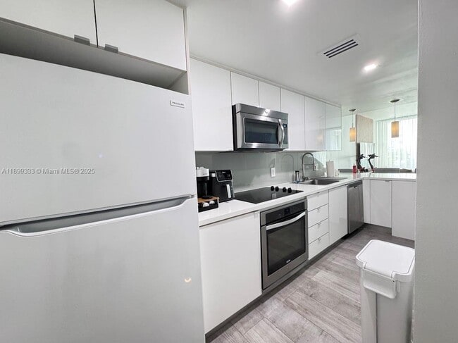 Building Photo - 1000 West Ave