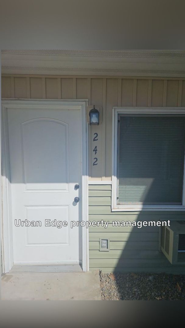 Primary Photo - 1 bedroom 1 bath apartment (photos similar)