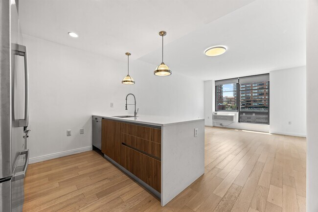Building Photo - 160 1st St