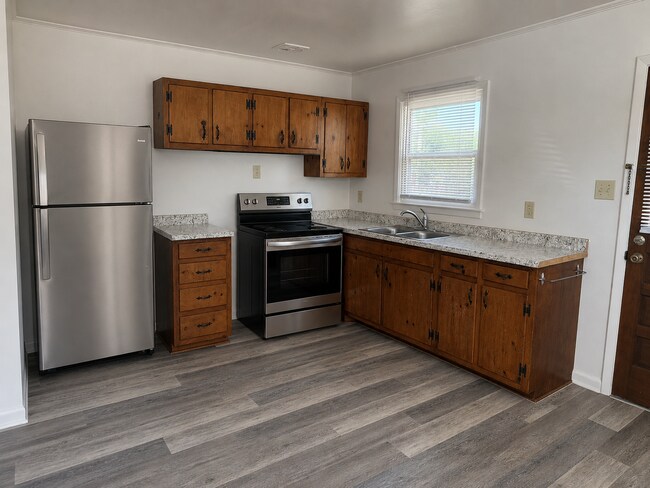 Building Photo - Adorable Duplex with New Flooring! - Lawncare Included!