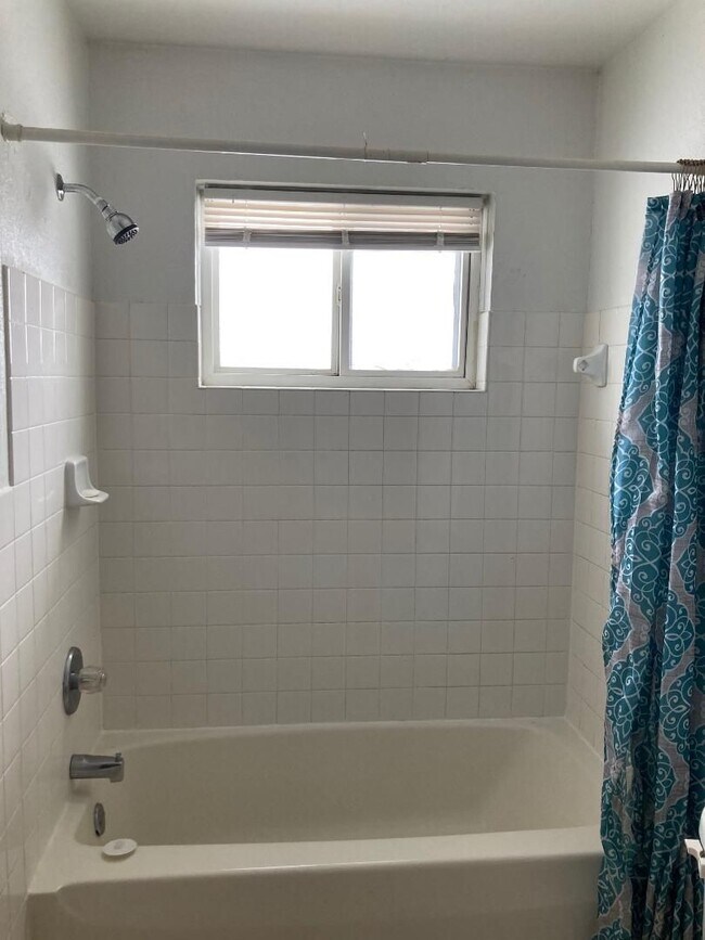 Building Photo - 2 Bedroom Condo for Rent  Warrenville HTS
