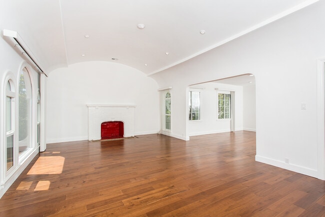 Building Photo - Beautiful spacious house