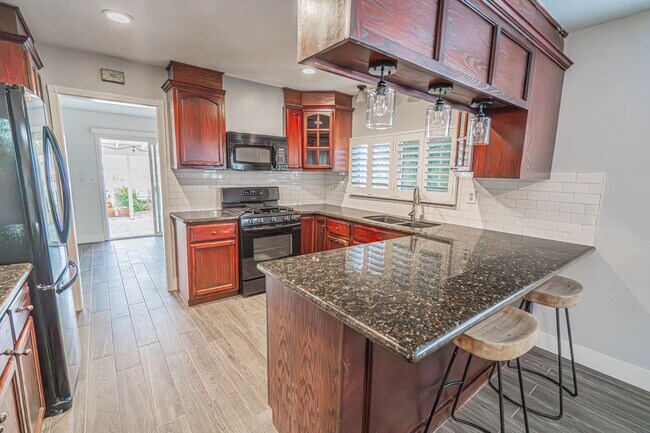 Building Photo - Single Story Pool House for Rent in Canyon Country!