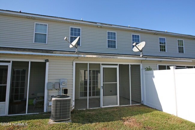 Building Photo - 1002 Banister Loop