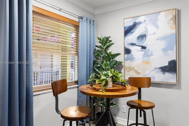 Building Photo - 1125 NE 16th Pl