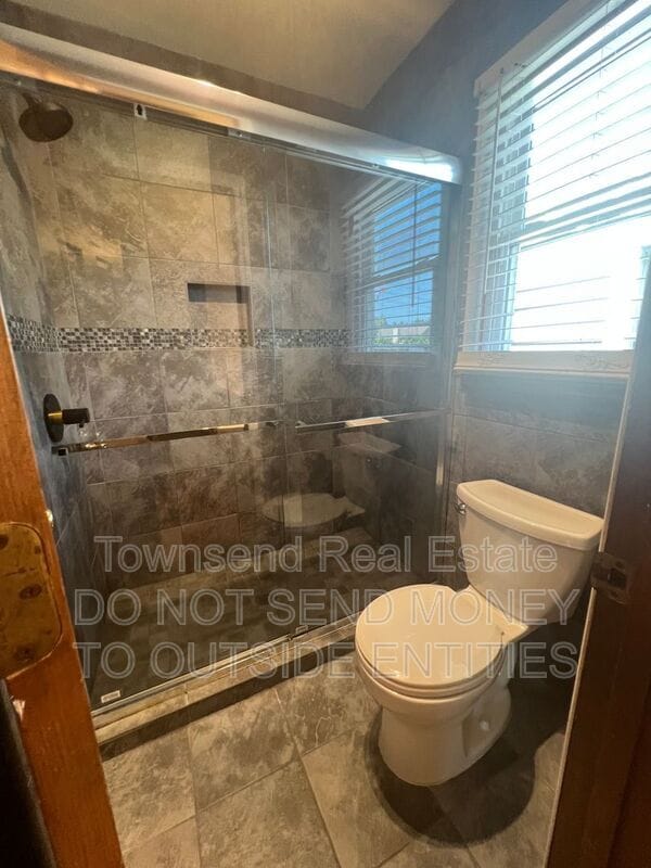 Building Photo - 6149 Lakeway Dr