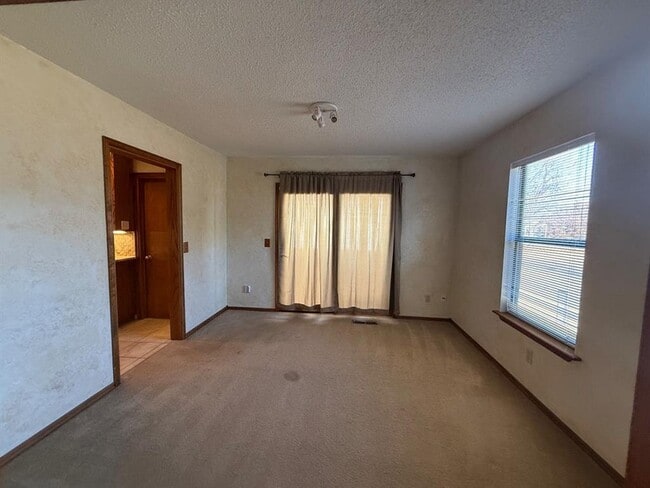 Building Photo - 1940 Ives Way Ln