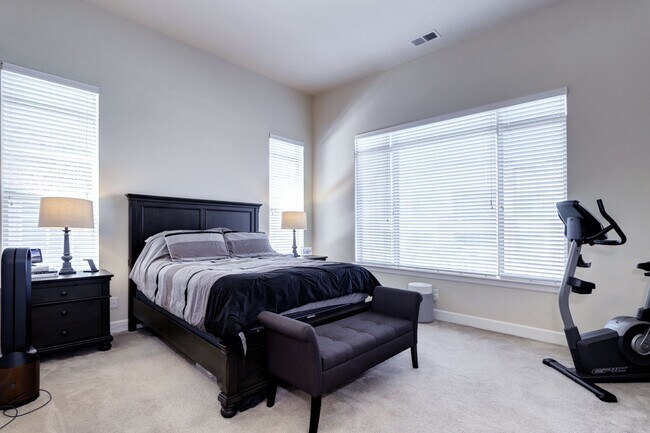 Building Photo - Private 2 bed 2 bath Condo in Inverness En...
