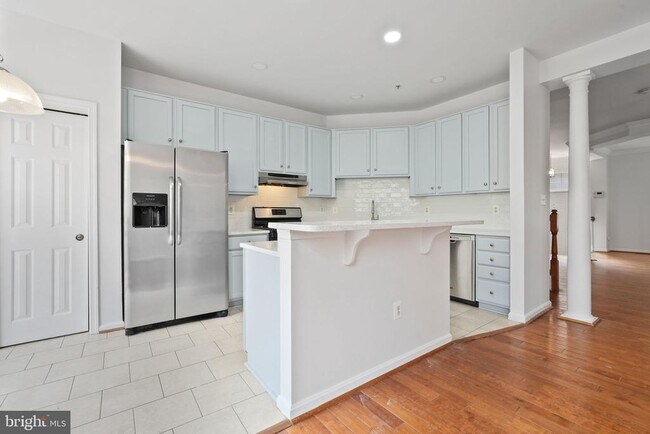 Building Photo - 13044 Town Commons Dr