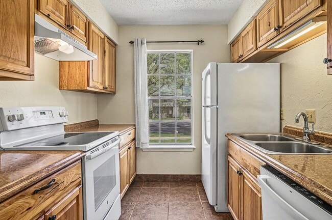Building Photo - Two-Level Townhome in DeSoto Courts