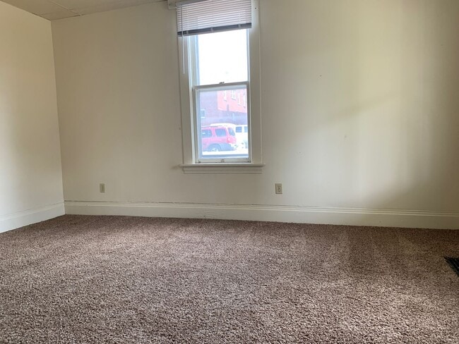 Building Photo - 2 Bedroom House in South Park/Greenmont - Available 08/24/2026