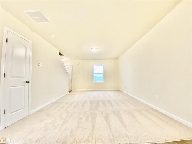 Building Photo - Wow! Like new, 3 bed, 2.5 baths, tile floo...