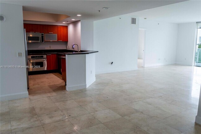 Building Photo - 15051 Royal Oaks Ln