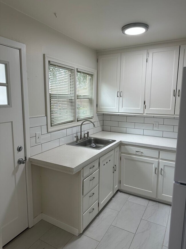 Building Photo - 1/2 Off 2nd Month's Rent