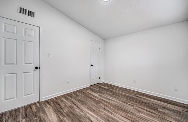 Building Photo - 4980 Vickie Dr