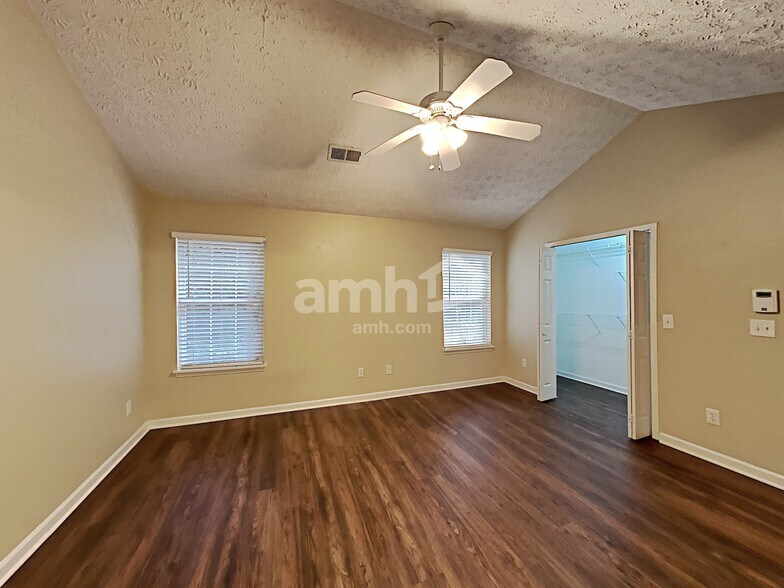 Building Photo - 2656 Lake Park Bnd