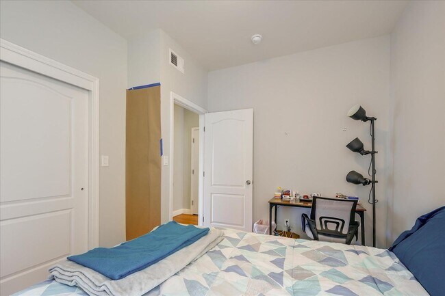 Building Photo - Epic REA - Modern 2 BR/1 BA Condo w/Privat...