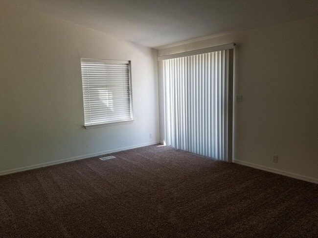 Building Photo - Oak View- Three bedroom home with Mountain...