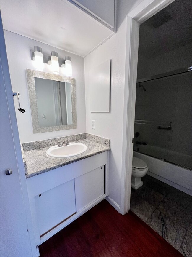 Building Photo - Bright 1/1 with an extra large patio, park...