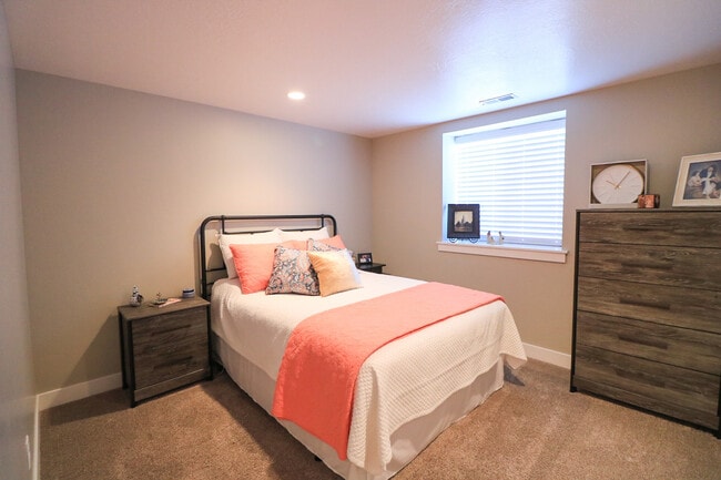 Building Photo - Beautiful 4 bed 3.5 bath townhome in Aspen...