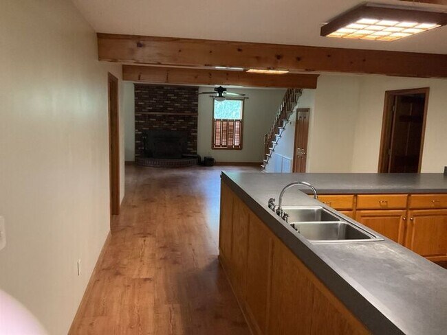 Building Photo - Spacious Home in Leesville