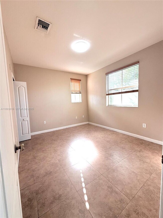 Building Photo - 1656 SE 29th Ct