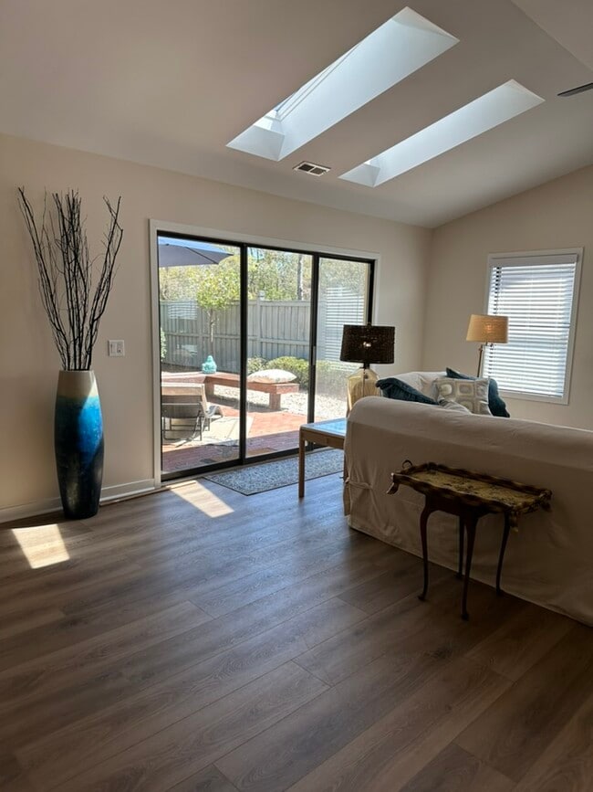 Building Photo - 221 Bogey Dr