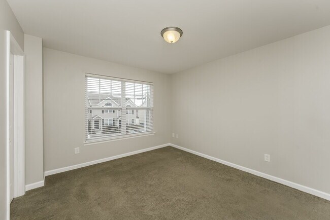 Building Photo - 8035 Logan Dr