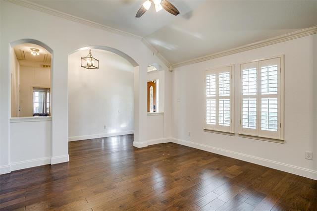 Building Photo - 704 Red Oak Ct