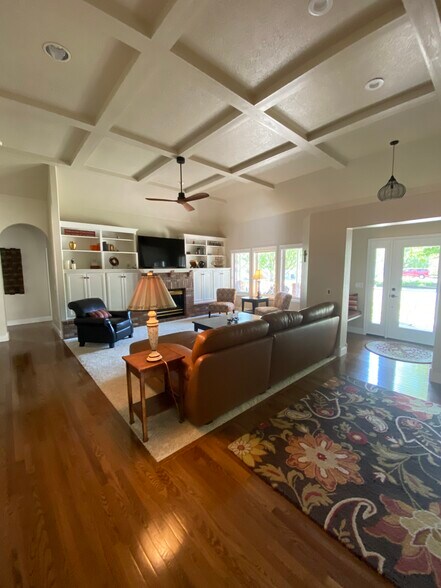 Great Room - 509 S Shore Pines Rd