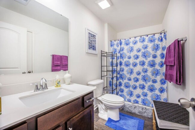 Building Photo - Beautiful Traditional Home with Downstairs...