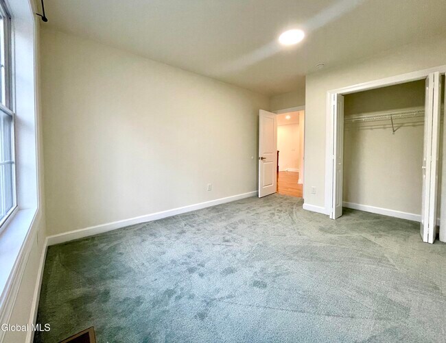 Building Photo - 11 Poplar Dr