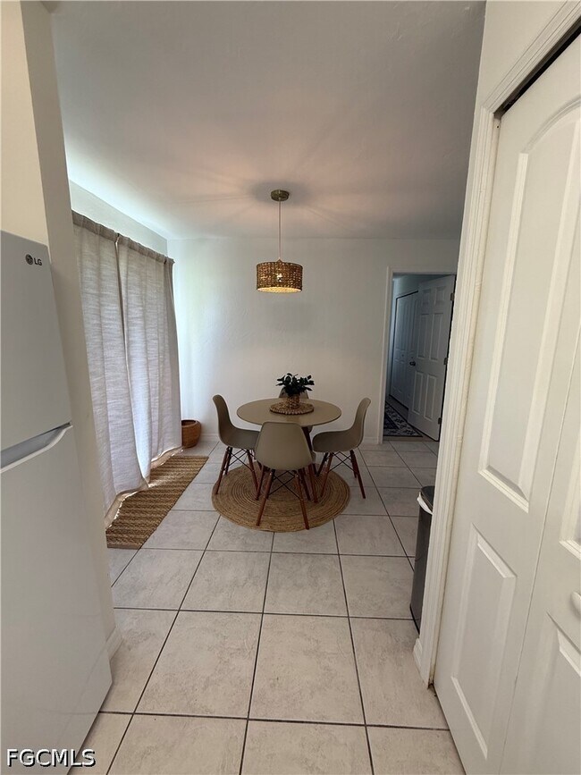 Building Photo - 525 SE Van Loon Terrace