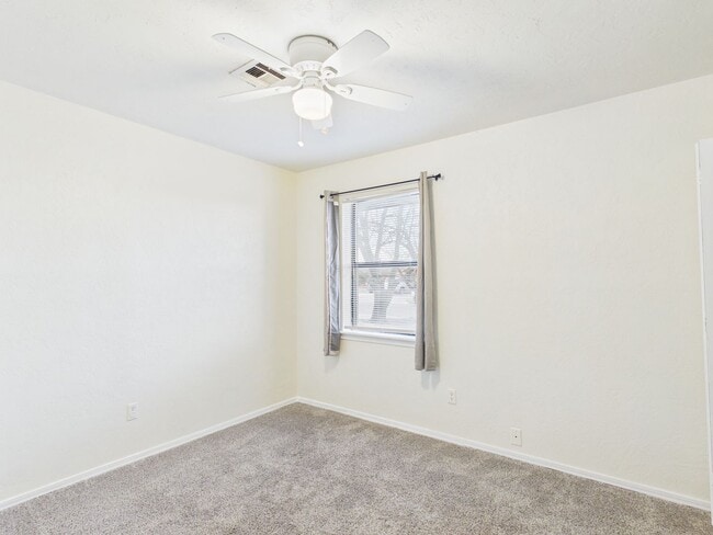 Building Photo - 3904 SW Parkridge Blvd