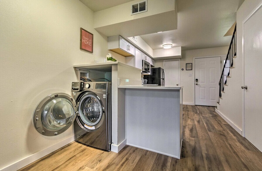 Building Photo - 3915 W 8th St