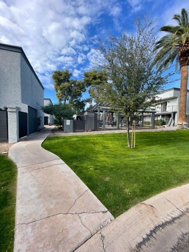 Building Photo - Old Town Scottsdale townhome- 2 bd 2 bath- W/D- Yard