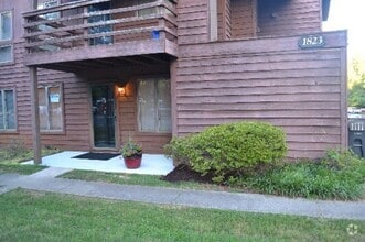 Building Photo - Lovely 2 Bedroom, 2 Bath Condo in Prime Lo...