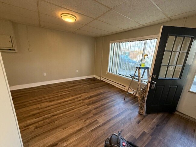 Building Photo - AVAILABLE NOW! 1 bedroom 1 bathroom apartm...