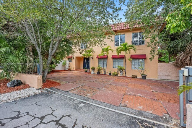 Building Photo - 1545 Miami Rd