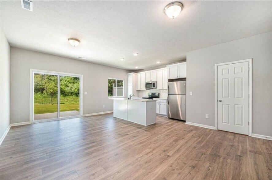 Building Photo - 4633 Glen Haven Dr