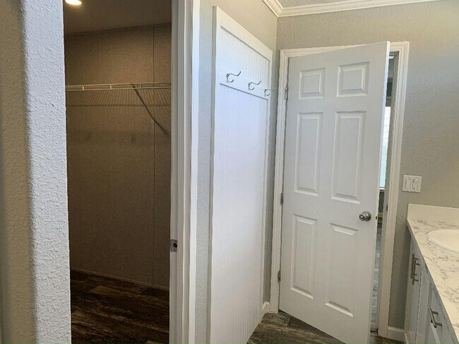 Building Photo - 419 Zeeland St