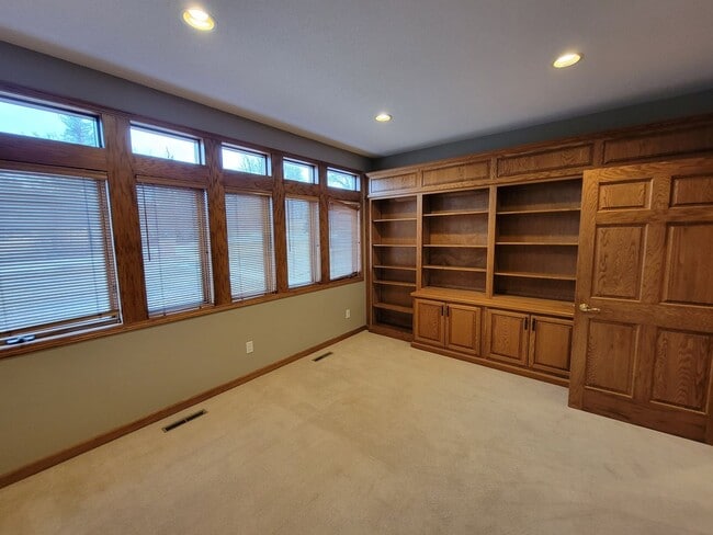 Building Photo - Upscale and Spacious Cedar Falls House for...